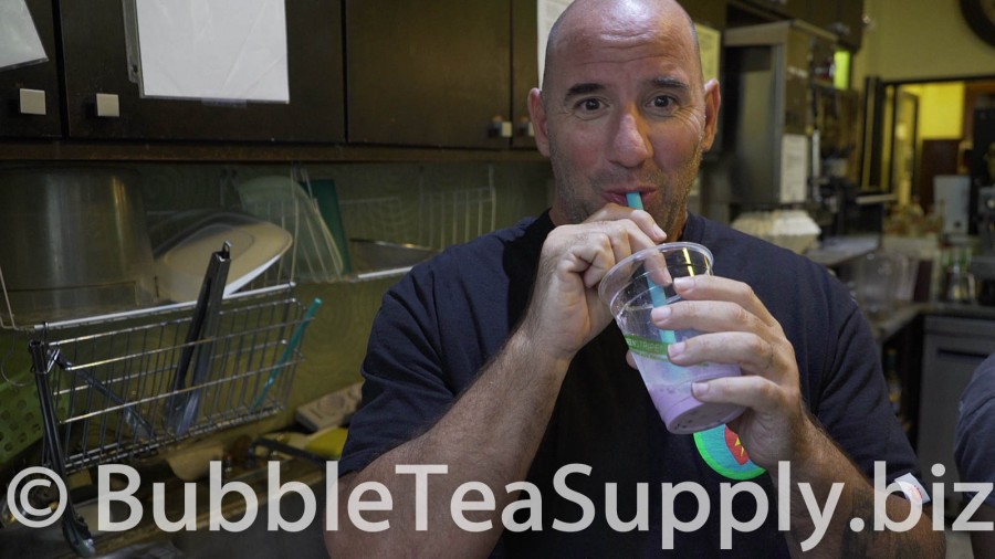 How to Make a Taro Bubble Tea Smoothie in a Cafe - 01