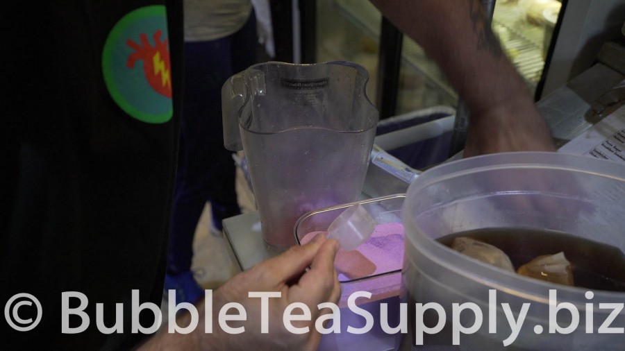 How to Make a Taro Bubble Tea Smoothie in a Cafe - 02