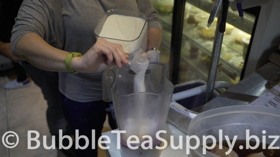 How to Make a Taro Bubble Tea Smoothie in a Cafe - 03