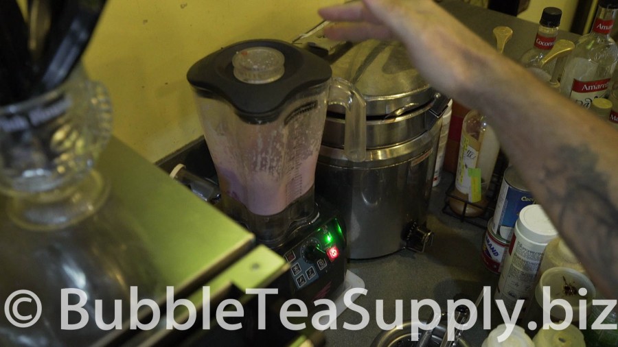 How to Make a Taro Bubble Tea Smoothie in a Cafe - 04