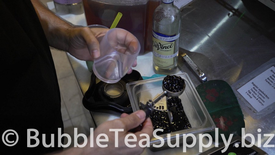 How to Make a Taro Bubble Tea Smoothie in a Cafe - 05